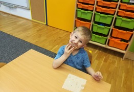  (photo)