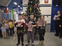 Wspólnie udekorowali choinkę